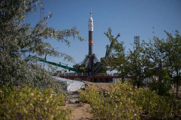 Nave espacial Soyuz MS-05 na posição vertical na plataforma de lançamento no Cosmódromo de Baikonur, no Cazaquistão, na quarta-feira, 26 de julho de 2017. O engenheiro de voo da Expedição 52, Sergei Ryazanskiy, da Roscosmos, o engenheiro de voo Randy Bresnik da NASA e o engenheiro de vôo Paolo Nespoli da ESA (Agência Espacial Europeia), estão programados  para lançar para a Estação Espacial Internacional de bordo da nave espacial Soyuz do Cosmódromo de Baikonur em 28 de julho. - Sputnik Brasil