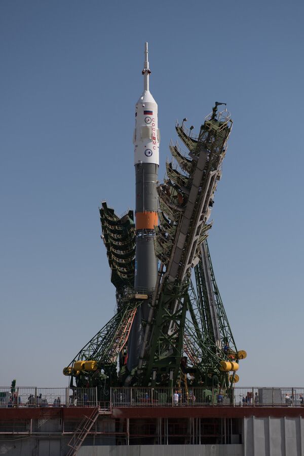 Nave espacial Soyuz MS-05 na posição vertical na plataforma de lançamento no Cosmódromo de Baikonur, no Cazaquistão, na quarta-feira, 26 de julho de 2017. O engenheiro de voo da Expedição 52, Sergei Ryazanskiy, da Roscosmos, o engenheiro de voo Randy Bresnik da NASA e o engenheiro de vôo Paolo Nespoli da ESA (Agência Espacial Europeia), estão programados  para lançar para a Estação Espacial Internacional de bordo da nave espacial Soyuz do Cosmódromo de Baikonur em 28 de julho. - Sputnik Brasil