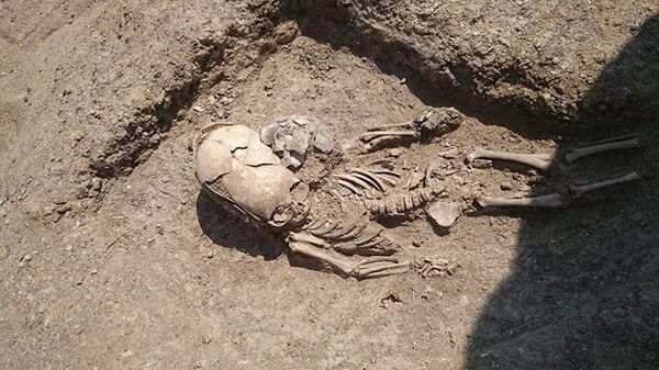 Esqueleto de um bebê do século II encontrado durante as escavações perto de Kerch, Crimeia - Sputnik Brasil