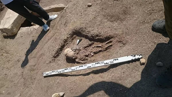 Esqueleto de um bebê do século II encontrado durante as escavações perto de Kerch, Crimeia Esqueleto de um bebê do século II encontrado durante as escavações perto de Kerch, Crimeia - Sputnik Brasil