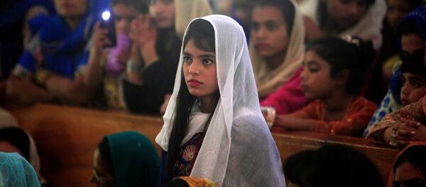 Menina paquistanesa cercada por outras pessoas (foto de arquivo) - Sputnik Brasil