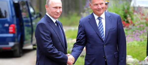 Vladimir Putin cumprimenta o presidente finlandês Sauli Niinisto durante visita do presidente russo à Finlândia. - Sputnik Brasil