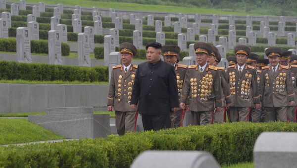 O líder da Coreia do Norte, Kim Jong-un, e altos militares participam das comemorações do fim da Guerra da Coreia - Sputnik Brasil