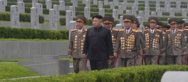 O líder da Coreia do Norte, Kim Jong-un, e altos militares participam das comemorações do fim da Guerra da Coreia - Sputnik Brasil