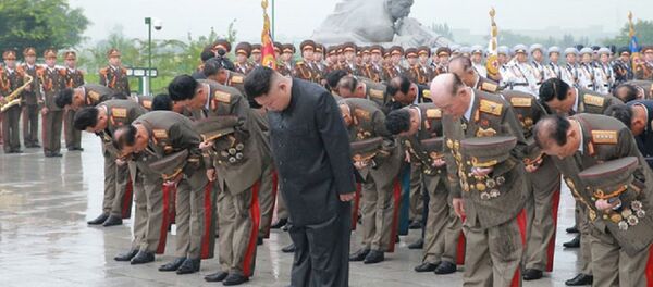 Kim Jong-un e altos militares coreanos rendem homenagem junto ao túmulo dos combatentes da Guerra da Coreia - Sputnik Brasil