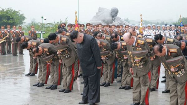 Kim Jong-un e altos militares coreanos rendem homenagem junto ao túmulo dos combatentes da Guerra da Coreia - Sputnik Brasil