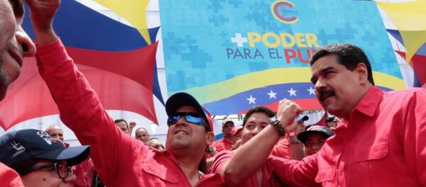 Presidente da Venezuela, Nicolás Maduro, tira fotografias com manifestantes durante o encerramento da campanha por uma nova constituinte em Caracas - Sputnik Brasil