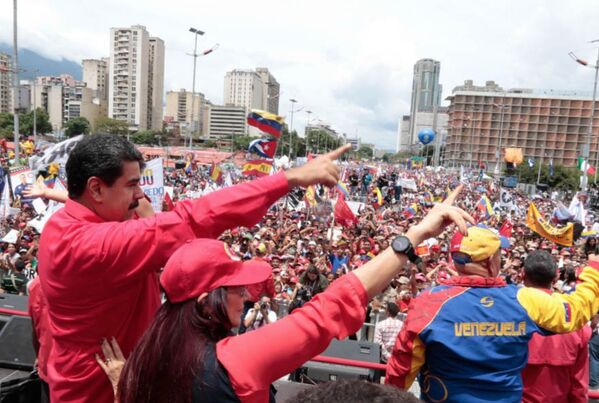 Presidente da Venezuela, Nicolás Maduro, tira fotografias com manifestantes durante o encerramento da campanha por uma nova constituinte em Caracas - Sputnik Brasil