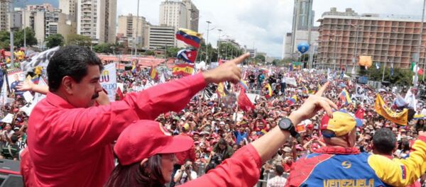 Presidente da Venezuela, Nicolás Maduro, tira fotografias com manifestantes durante o encerramento da campanha por uma nova constituinte em Caracas - Sputnik Brasil