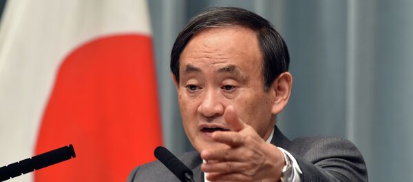 Yoshihide Suga, secretário de gabinete do Japão, durante coletiva de imprensa - Sputnik Brasil