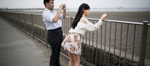 Um homem com uma boneca inflável - Sputnik Brasil