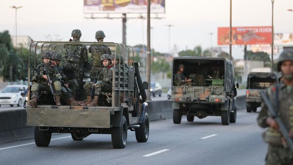 Tropas do Exército patrulham na Linha Vermelha após o início da operação de reforço das Forças Armadas na segurança do Rio de Janeiro - Sputnik Brasil