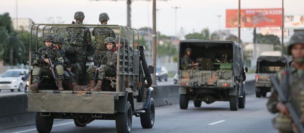 Tropas do Exército patrulham na Linha Vermelha após o início da operação de reforço das Forças Armadas na segurança do Rio de Janeiro - Sputnik Brasil