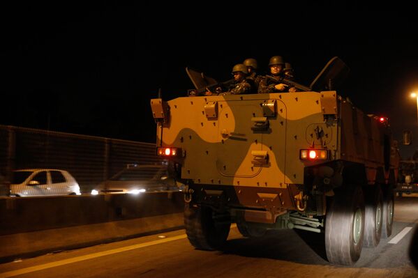 Militares circulam na Rodovia Washington Luiz após o início da operação de reforço das Forças Armadas na segurança do Rio de Janeiro - Sputnik Brasil