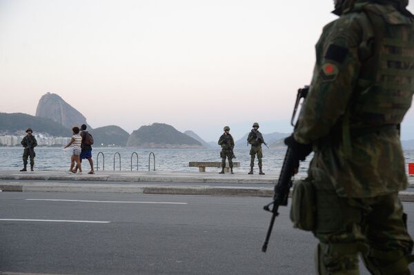 Militares patrulham a praia de Copacabana em operação das Forças Armadas no Rio de Janeiro - Sputnik Brasil