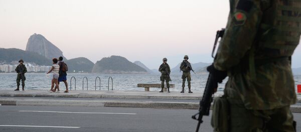 Militares patrulham a praia de Copacabana em operação das Forças Armadas no Rio de Janeiro - Sputnik Brasil