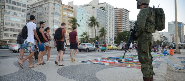 Militares se misturam à paisagem da praia de Copacabana com operação das Forças Armadas no Rio - Sputnik Brasil