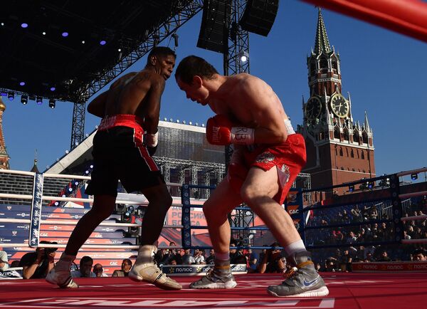 Gusmyr Perdomo, da Venezuela, e Egor Mekhontsev, da Rússia, durante uma partida de boxe na Praça Vermelha - Sputnik Brasil