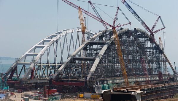 Montagem dos arcos da ponte ferroviária e rodoviária da Crimeia - Sputnik Brasil