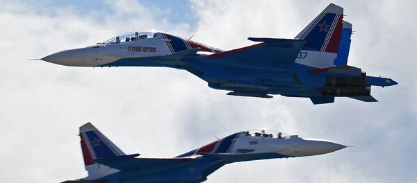 Aviões Su-30SM da esquadrilha acrobática Russkie Vityazi participam do  Salão Aeroespacial Internacional MAKS 2017 - Sputnik Brasil
