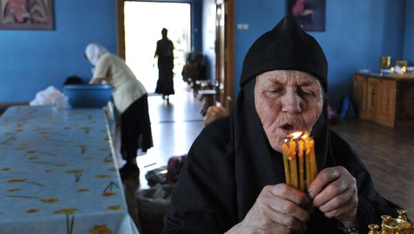 Uma noviça com velas em uma igreja na cidade russa de Rostov-no-Don - Sputnik Brasil