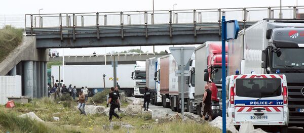 Policemen stand guard - Sputnik Brasil