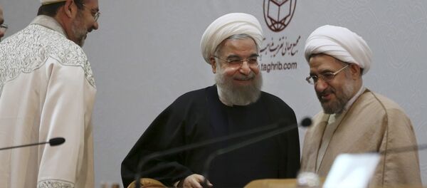 Mohsen Araki (à direita) ao lado do presidente iraniano Hassan Rouhani (ao centro) durante uma conferência islâmica em Teerã, no Irã - Sputnik Brasil
