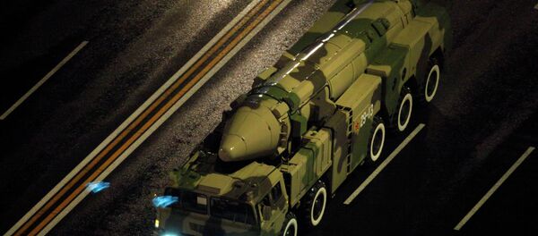 A Chinese military vehicle carries a DF21 medium range ballistic missile. - Sputnik Brasil