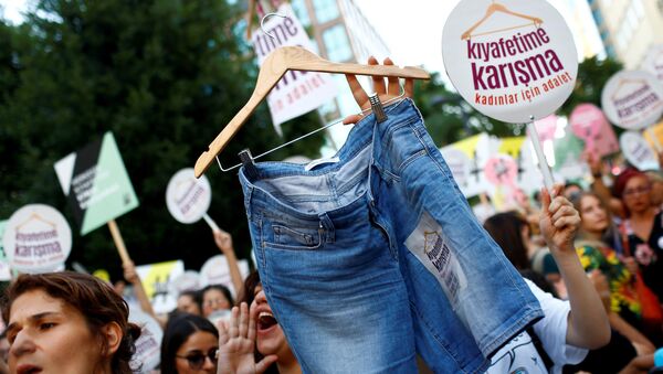 Mulheres e membros da comunidade LGBT protestam em Istambul contra roupa tradicional, 30 de julho de 2017 - Sputnik Brasil