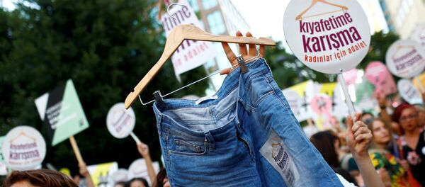 Mulheres e membros da comunidade LGBT protestam em Istambul contra roupa tradicional, 30 de julho de 2017 - Sputnik Brasil