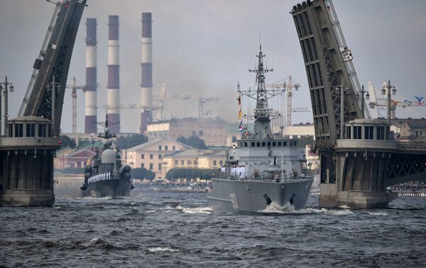 Navios da Marinha da Rússia durante o desfile comemorativo do Dia da Marinha em São Petersburgo, 30 de julho de 2017 - Sputnik Brasil