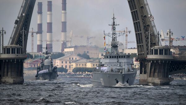 Navios da Marinha da Rússia durante o desfile comemorativo do Dia da Marinha em São Petersburgo, 30 de julho de 2017 - Sputnik Brasil