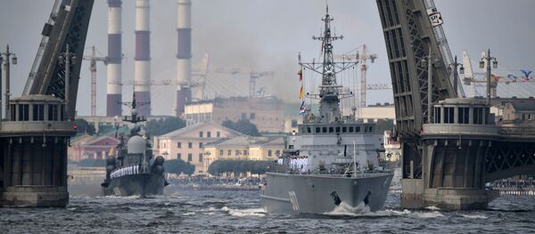 Navios da Marinha da Rússia durante o desfile comemorativo do Dia da Marinha em São Petersburgo, 30 de julho de 2017 - Sputnik Brasil