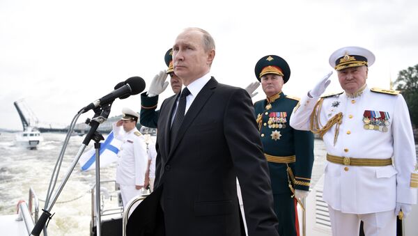 Vladimir Putin assiste o Desfile Naval Principal da Marinha da Rússia, 30 de julho de 2017 - Sputnik Brasil