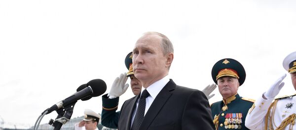 Vladimir Putin assiste o Desfile Naval Principal da Marinha da Rússia, 30 de julho de 2017 - Sputnik Brasil