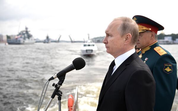 O presidente russo, Vladimir Putin, antes do início do Desfile Naval Principal da Marinha da Rússia, 30 de julho de 2017 - Sputnik Brasil