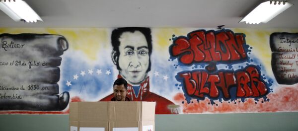 Homem votando em Caracas, capital da Venezuela. Homem votando em Caracas, capital da Venezuela. - Sputnik Brasil