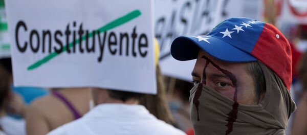Um manifestante com uma ferida falsa participa de um protesto de venezuelanos em Espanha contra as eleições da Assembléia Constituinte da Venezuela, em Madri - Sputnik Brasil