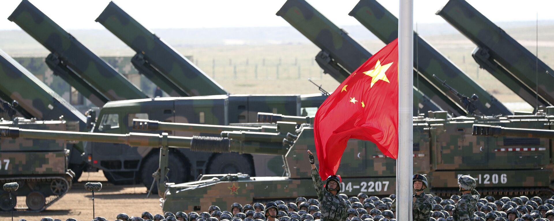 Nesta foto divulgada pela agência de notícias Xinhua da China, as tropas do Exército de Libertação Popular chinesa (ELP) realizam uma cerimônia de levantamento de bandeira para um desfile militar para comemorar o 90º aniversário da fundação do ELP na 1º Base de treinamento de Zhurihe na região autônoma da Mongólia Interior do Norte da China, 30 de julho de 2017 - Sputnik Brasil, 1920, 01.06.2024