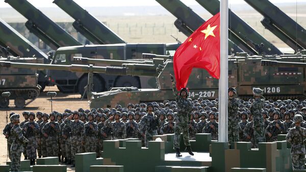 Nesta foto divulgada pela agência de notícias Xinhua da China, as tropas do Exército de Libertação Popular chinesa (ELP) realizam uma cerimônia de levantamento de bandeira para um desfile militar para comemorar o 90º aniversário da fundação do ELP na 1º Base de treinamento de Zhurihe na região autônoma da Mongólia Interior do Norte da China, 30 de julho de 2017 - Sputnik Brasil