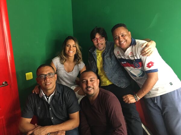 Sambista Ju Moraes com sua banda antes do show no 16 Tons Club em Moscou, em 30 de julho de 2017 Sambista Ju Moraes com sua banda antes do show no 16 Tons Club em Moscou, em 30 de julho de 2017 - Sputnik Brasil