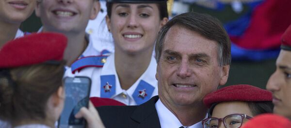 Jair Bolsonaro posa para foto durante comemoração do dia do Exército, em abril de 2017. - Sputnik Brasil