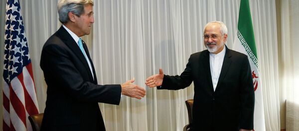 O Secretário do Estado John Kerry, à esquerda, e o chanceler iraniano Mohammad Javad Zarif - Sputnik Brasil