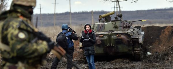 Jornalista trabalha em área de conflito no leste da Ucrânia - Sputnik Brasil