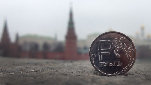 Moeda de rublo em frente ao Kremlin, em Moscou - Sputnik Brasil