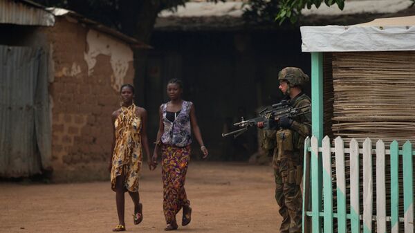 Mulheres andam de mãos dadas perto de soldado francês na República Central-Africana - Sputnik Brasil