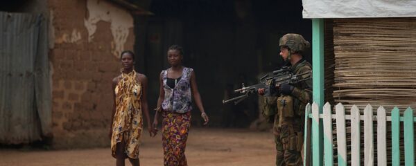 Mulheres andam de mãos dadas perto de soldado francês na República Central-Africana - Sputnik Brasil