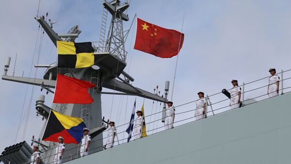 Soldados del Ejército Popular de Liberación de China en un barco navegando desde un puerto militar en Zhanjiang hacia Yibuti - Sputnik Brasil