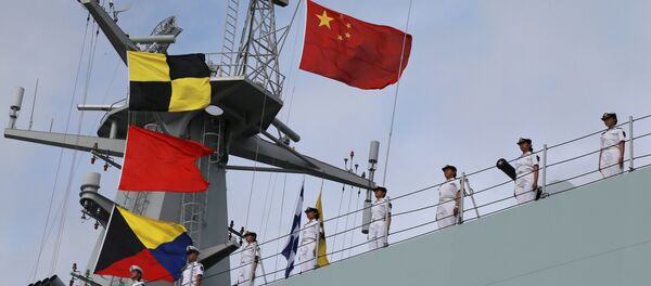 Soldados del Ejército Popular de Liberación de China en un barco navegando desde un puerto militar en Zhanjiang hacia Yibuti - Sputnik Brasil