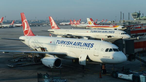 Aviões Airbus A320 e A321 das linha aéreas Turkish Airlines no aeroporto de Istanbul - Sputnik Brasil